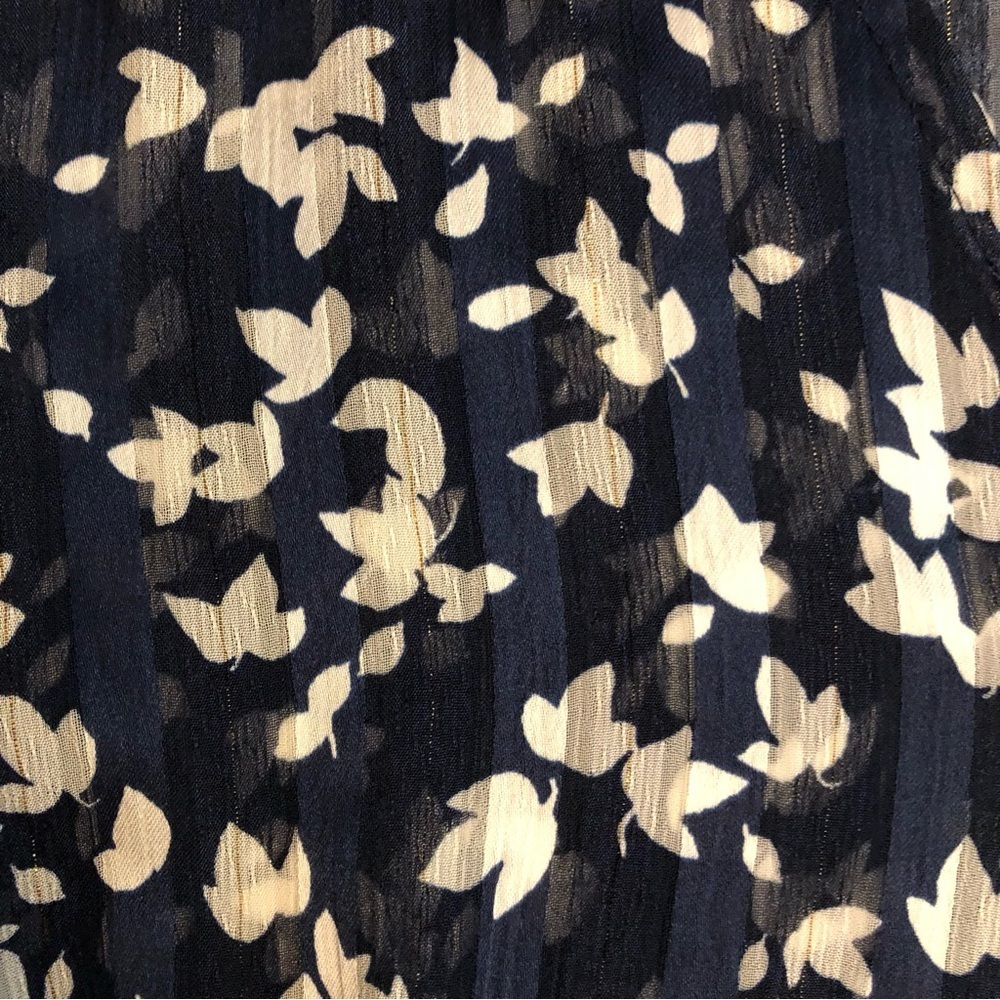 Michael Kors Floral V-Neck Women's Top - Navy and Ivory Size XL - Picture 7 of 9